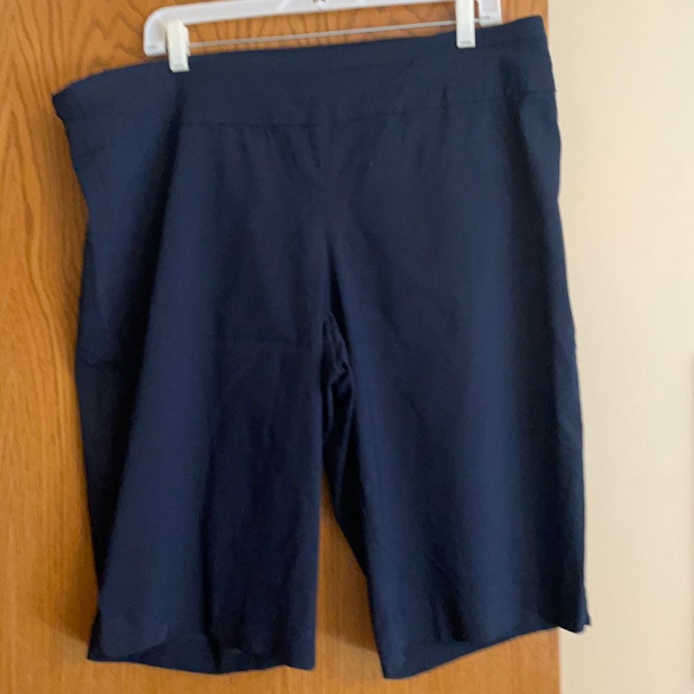 Dana Buchman Long shorts to knee, Size XL